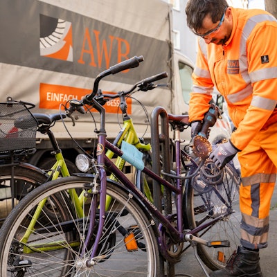 28.03.2025, Köln: Unterwegs mit den Fahrradleichen-Einsammlern der Abfallwirtschaftsbetriebe auf der Neusser Straße.
Foto: Michael Bause