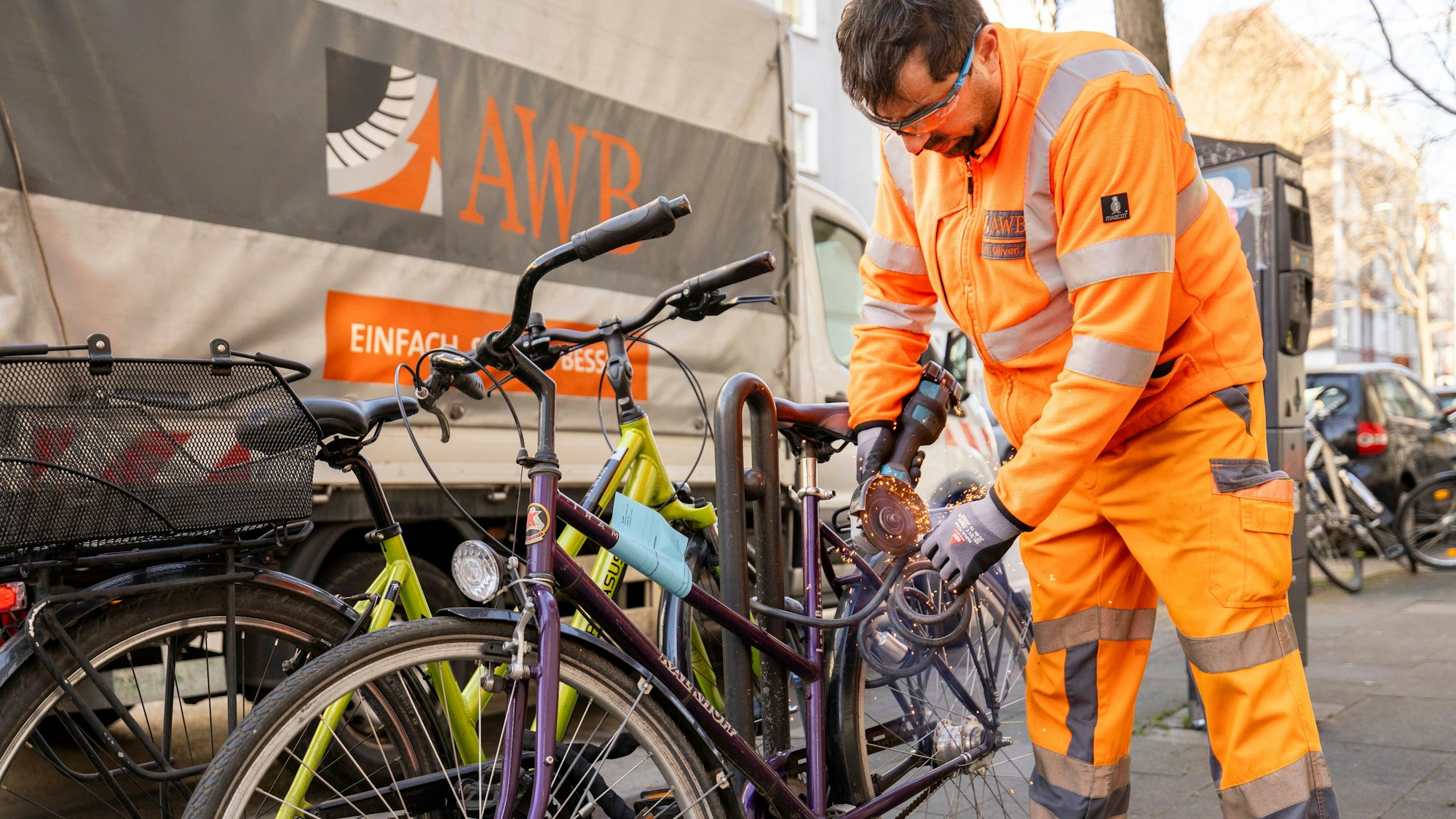 28.03.2025, Köln: Unterwegs mit den Fahrradleichen-Einsammlern der Abfallwirtschaftsbetriebe auf der Neusser Straße.
Foto: Michael Bause