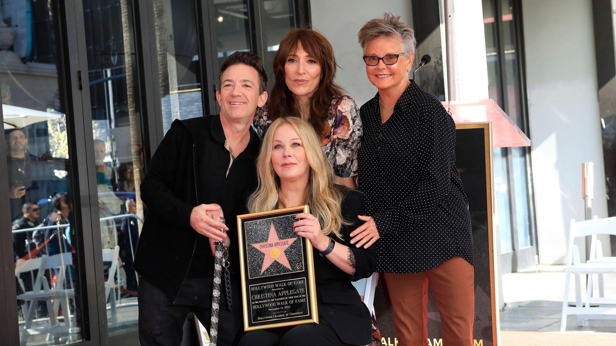 Bei der „Walk of Fame“-Zeremonie für Christina Applegate (m) waren auch David Faustino (vl), Katey Sagal und Amanda Bearse anwesend.