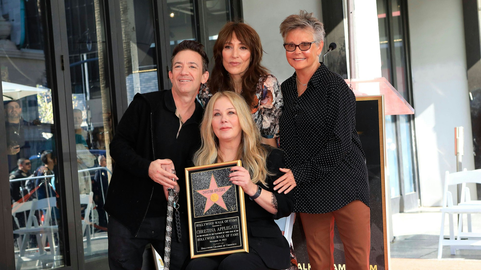 Bei der „Walk of Fame“-Zeremonie für Christina Applegate (m) waren auch David Faustino (vl), Katey Sagal und Amanda Bearse anwesend.