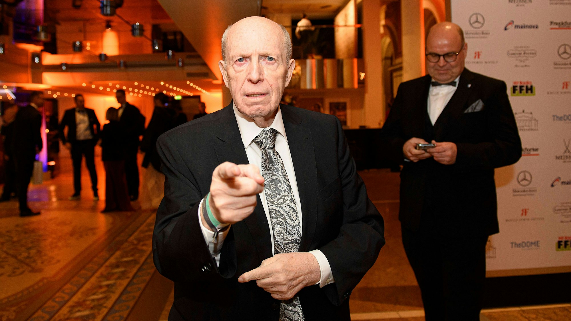 Reiner Calmund zeigt auf die Fotografen.