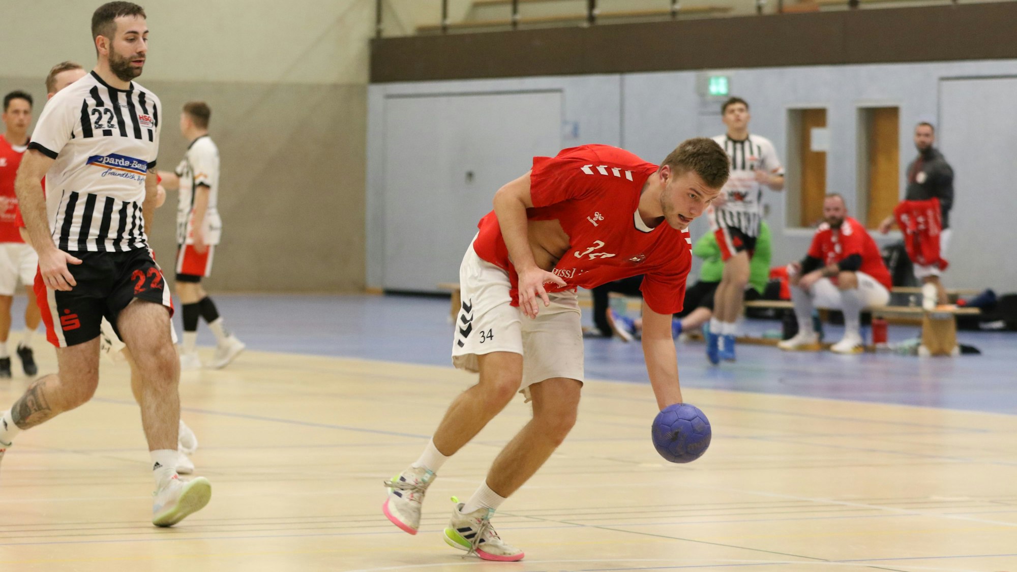 Fabian Horst (mit zerrissenem Trikot) dribbelt übers Spielfeld.