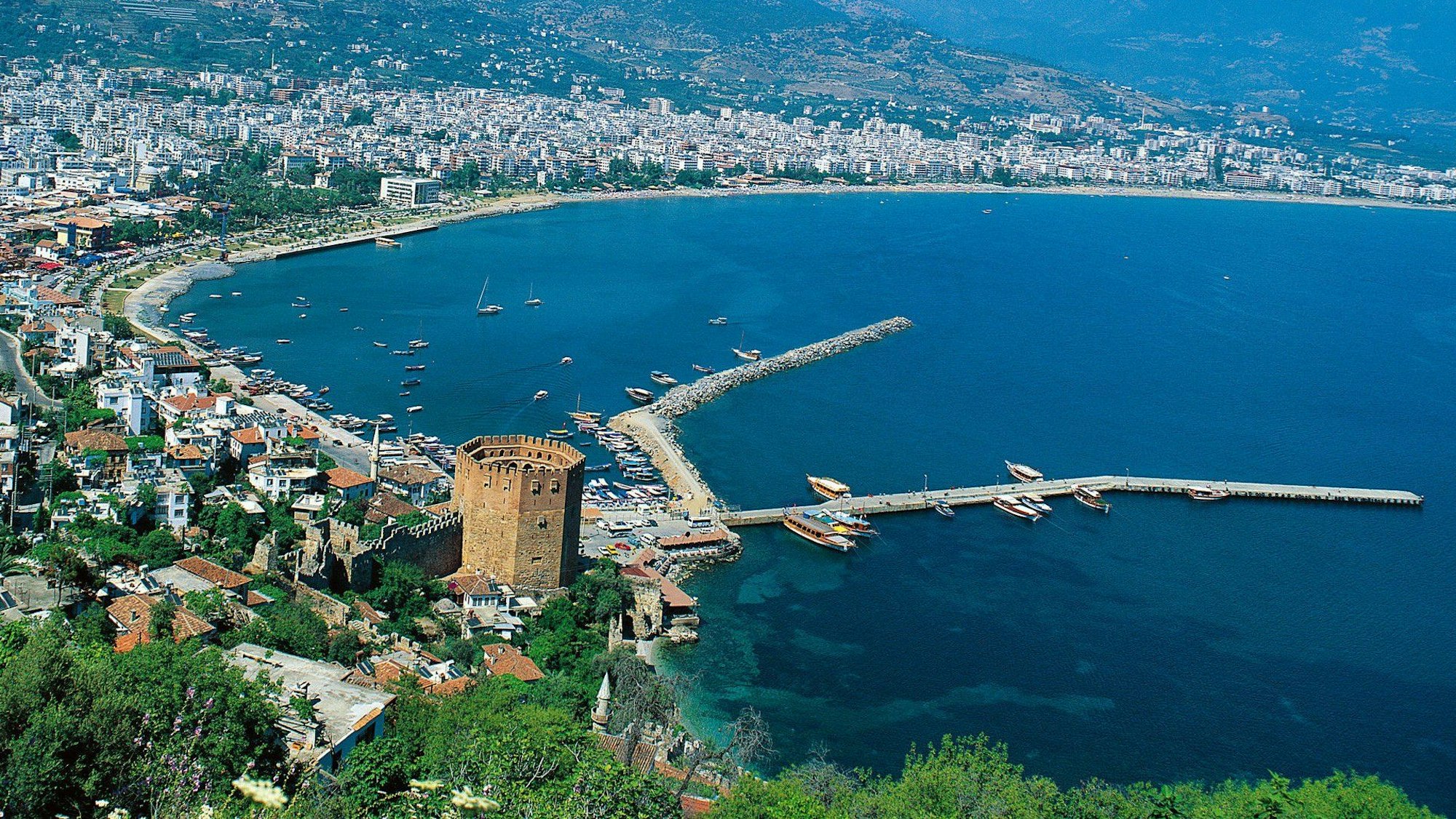 Der Badeort Alanya mit dem „Roten Turm“ liegt an der türkischen Mittelmeerküste.