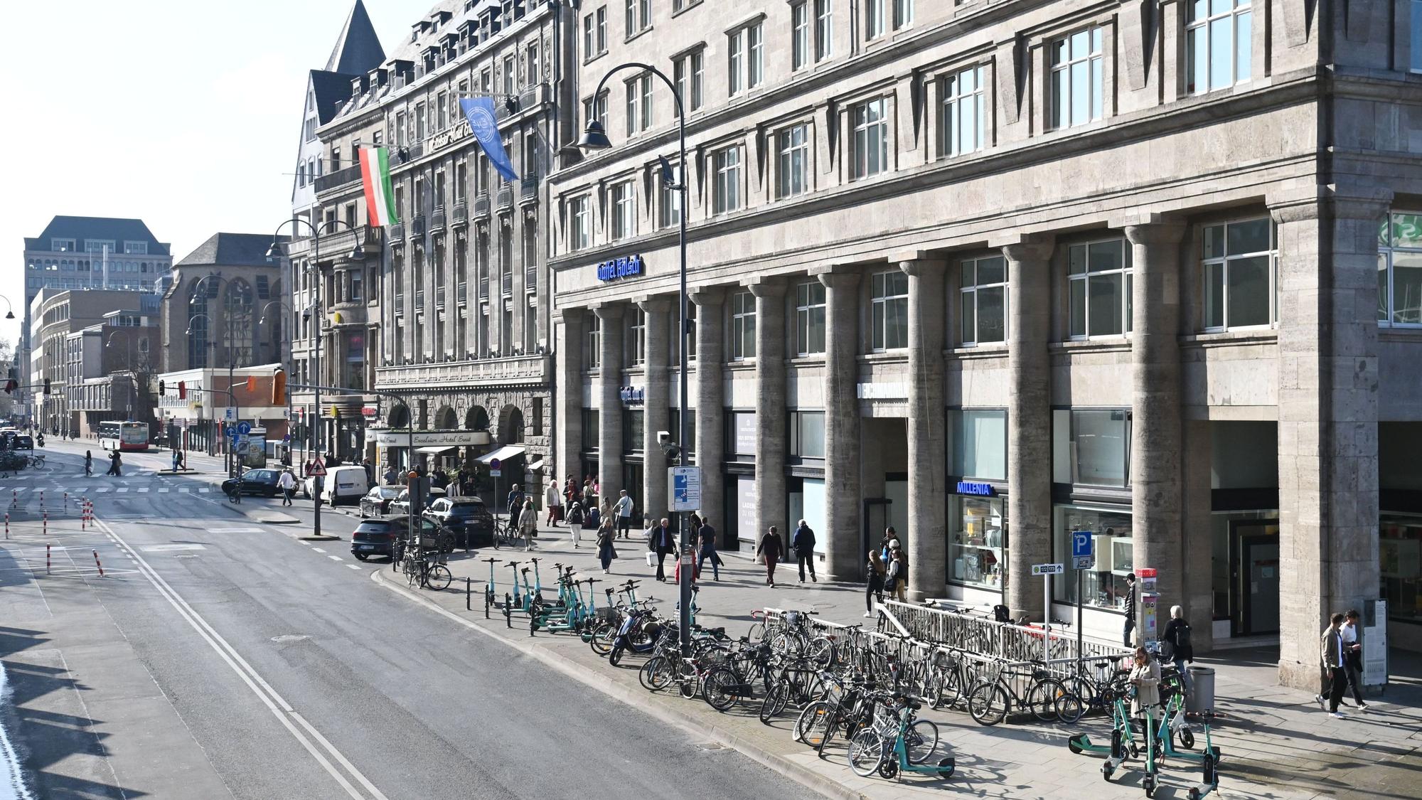 Statt über die Domtreppe und die gesperrte Domplatte sollen Fußgänger über den Bürgersteig (rechts) gehen. Die Hälfte der Straße wird von der Baustelle vereinnahmt.