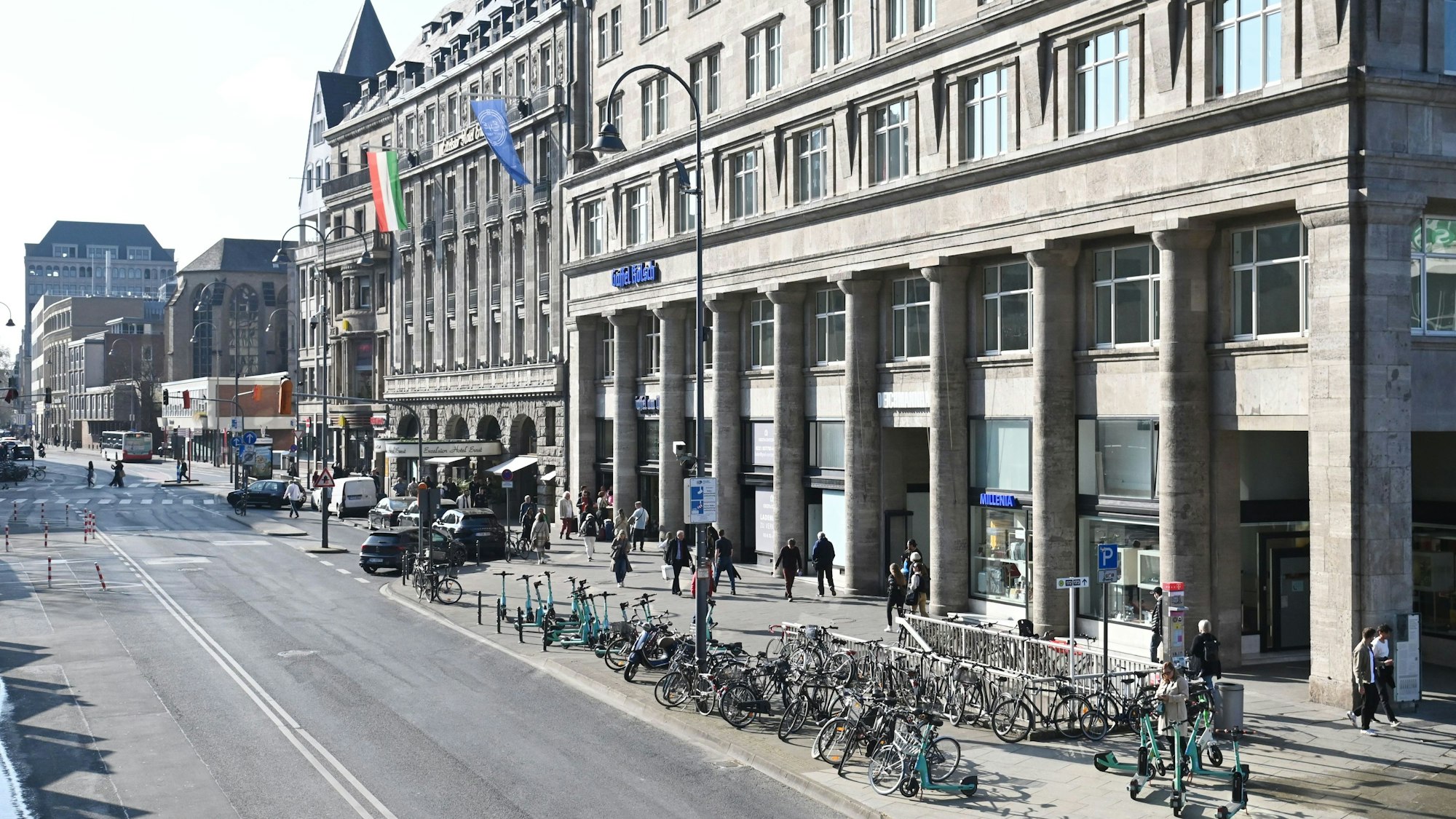 Statt über die Domtreppe und die gesperrte Domplatte sollen Fußgänger über den Bürgersteig (rechts) gehen. Die Hälfte der Straße wird von der Baustelle vereinnahmt.
