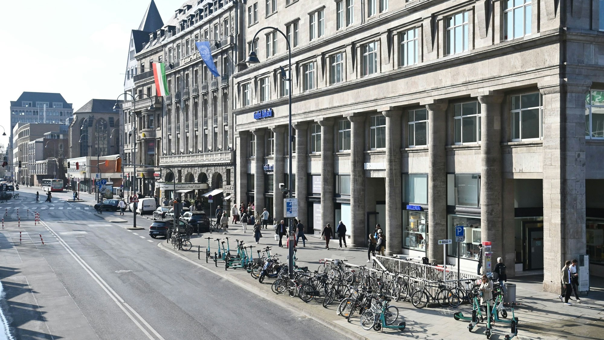 Statt über die Domtreppe und die gesperrte Domplatte sollen Fußgänger über den Bürgersteig (rechts) gehen. Die Hälfte der Straße wird von der Baustelle vereinnahmt.