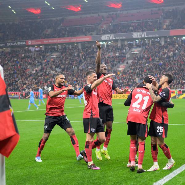 Palacios und Adli bejubeln das Tor zum 3:1 gegen den VfL Bochum. Palacios bereitete zwei Tore vor.