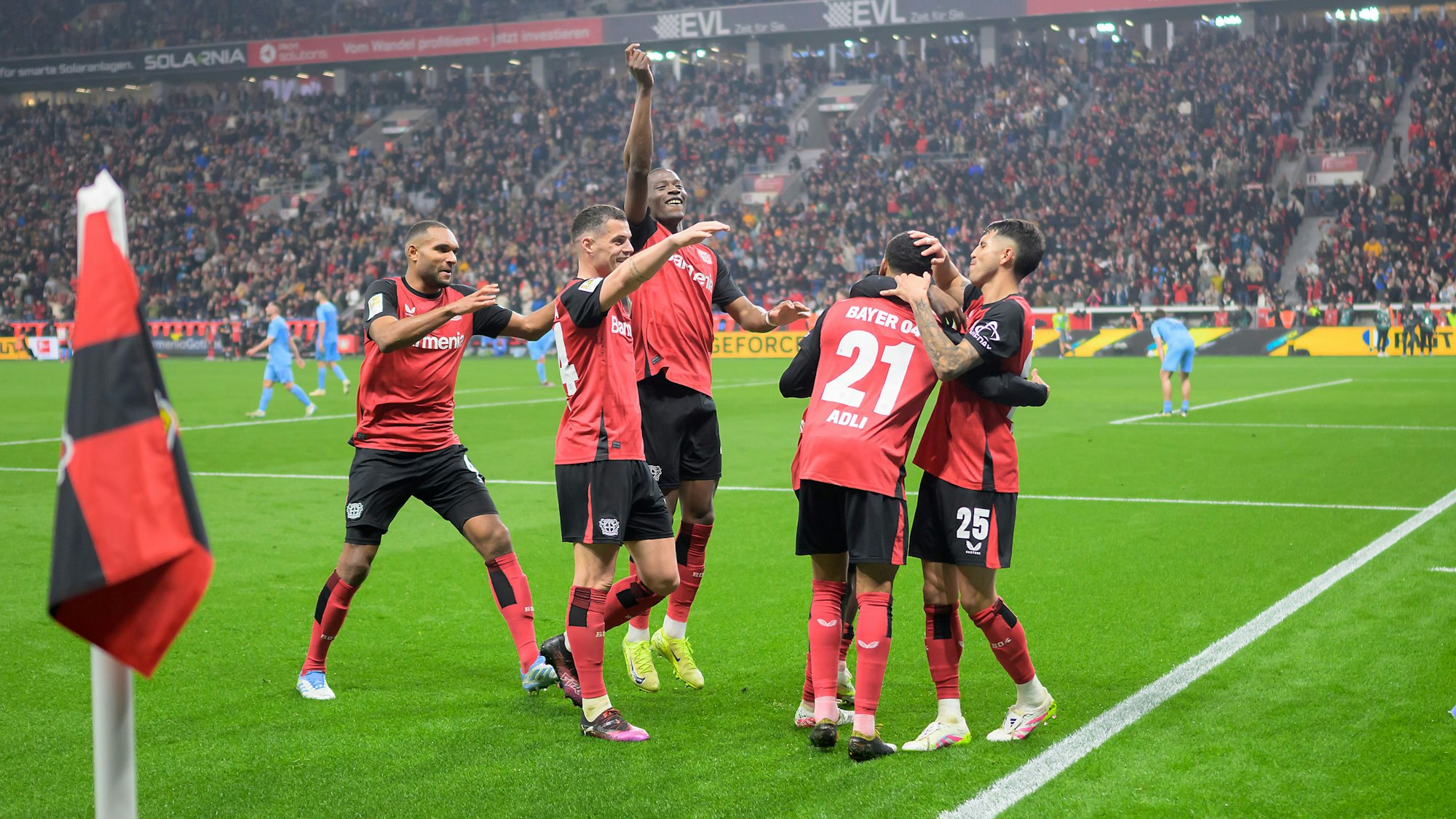 Palacios und Adli bejubeln das Tor zum 3:1 gegen den VfL Bochum. Palacios bereitete zwei Tore vor.