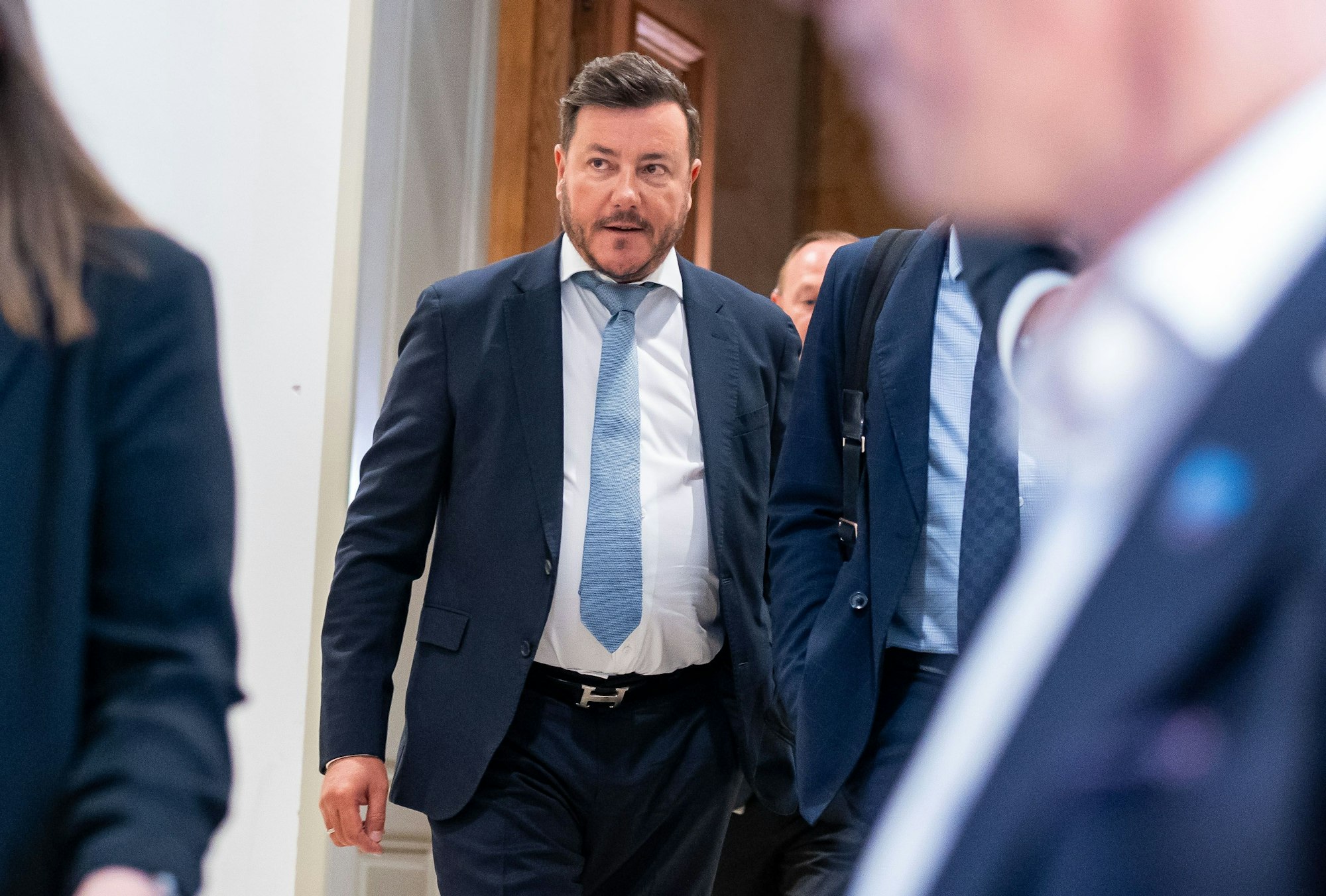 ARCHIV - 22.05.2024, Österreich, Wien: Signa-Gründer René Benko trifft im Parlament für die Befragung in einem parlamentarischen Ausschuss ein. (zu dpa: «U-Haft für Immobilieninvestor René Benko beantragt») Foto: Georg Hochmuth/APA/dpa +++ dpa-Bildfunk +++