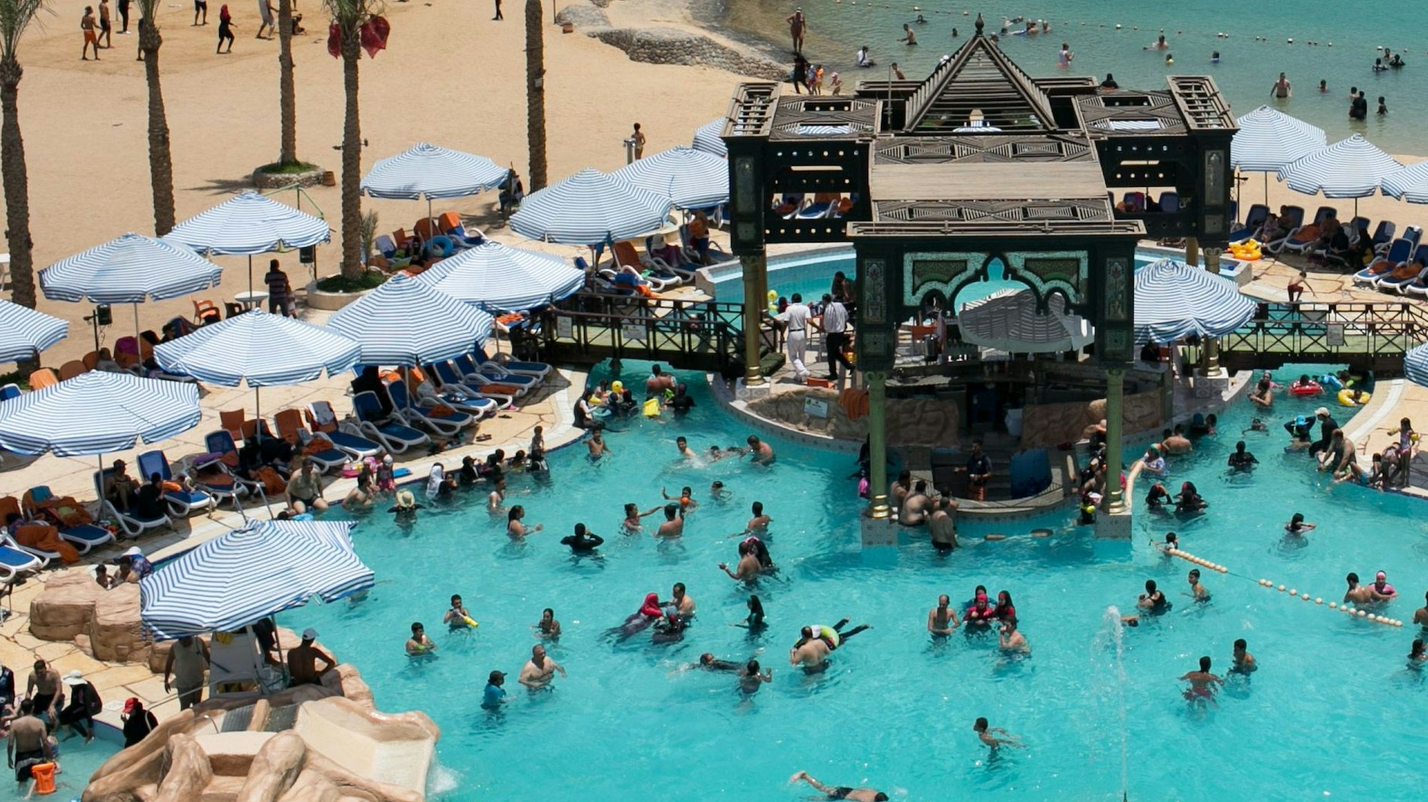 Die Hotelanlagen in Hurghada, Ägypten beinhaltet einen großen Swimmingpool und viele Sonnenliegen.