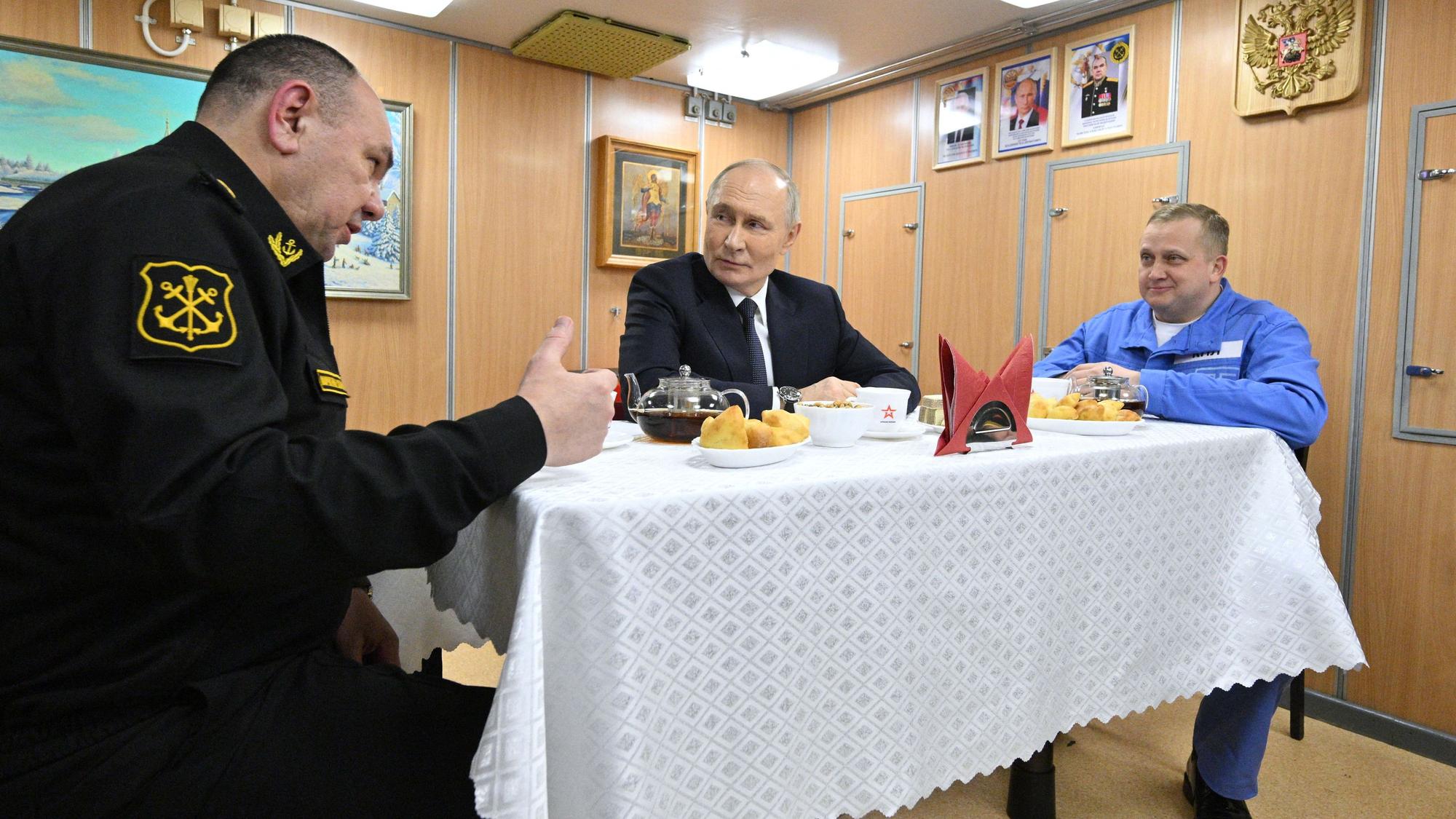 Der Kremlchef im Gespräch mit Matrosen des U-Boots Archangelsk. (Archivbild)