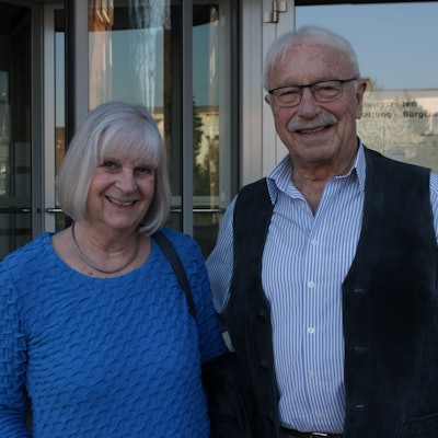 Angela (72) und Rolf Schönhaar (80) aus Niederkassel waren erst Ersatzeltern, dann Ersatzgroßeltern für eine Familie aus Eritrea.