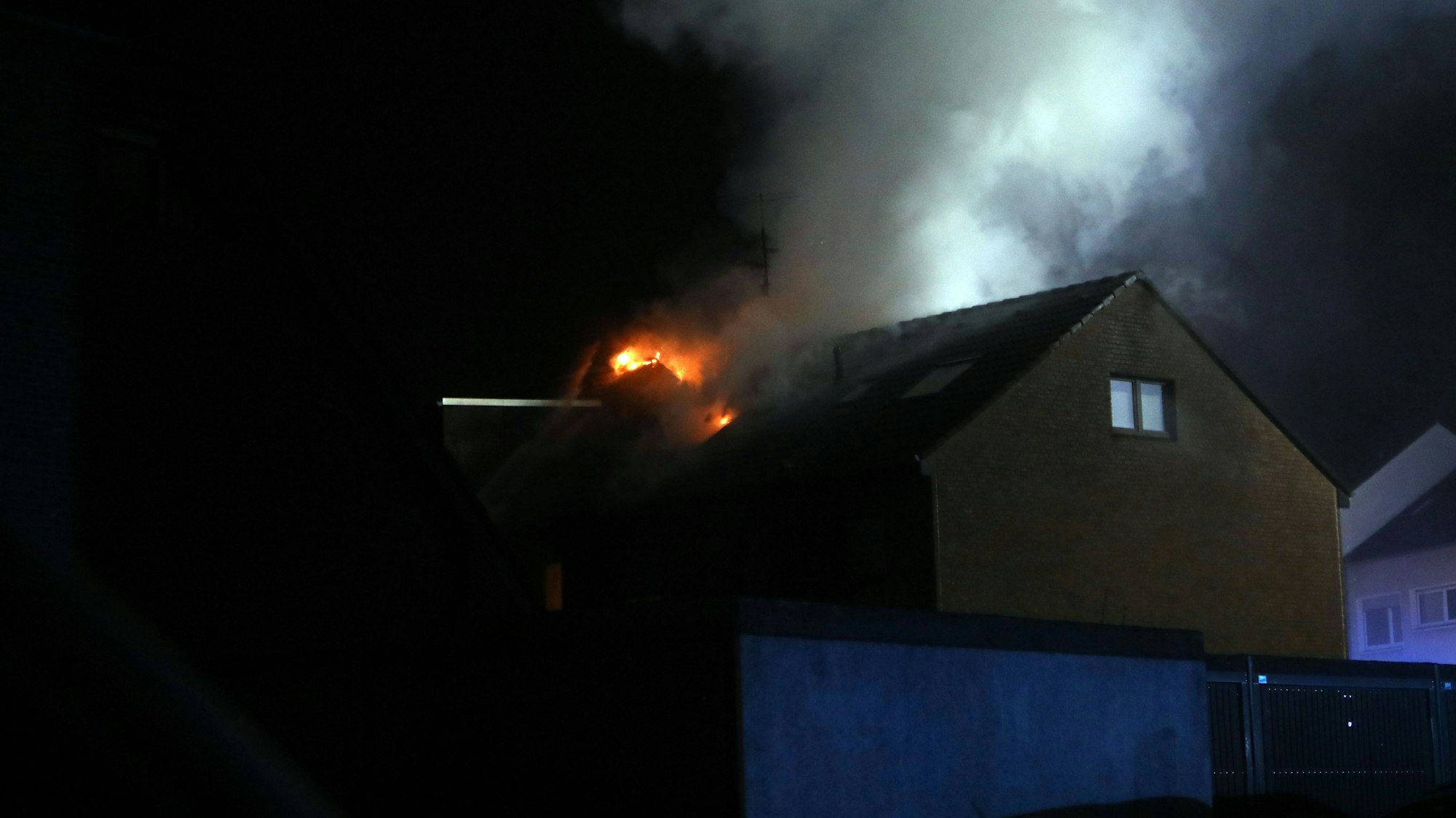 27.03.2025, Köln: Dachstuhlbrand in Lind in einem Einfamilienhaus. Foto: Arton Krasniqi