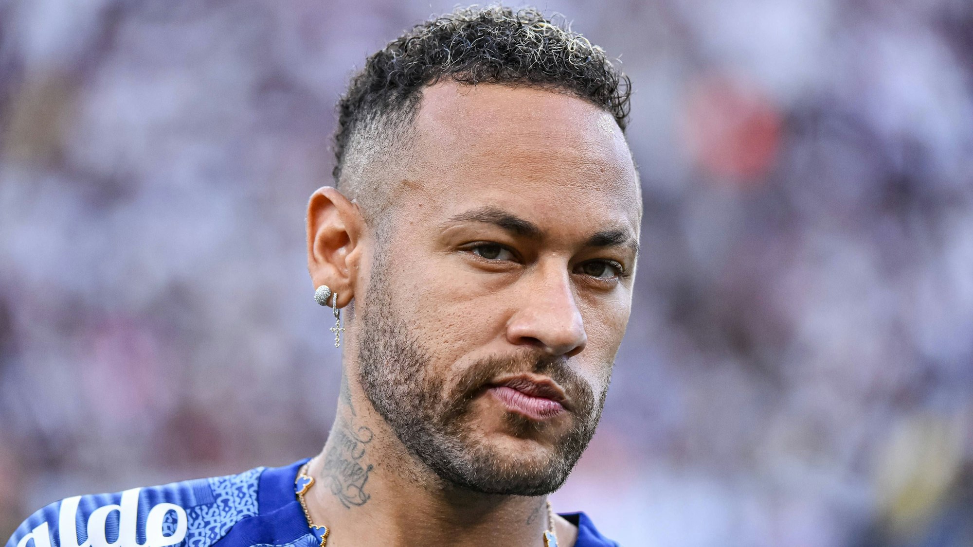Neymar posiert für Fotografen.