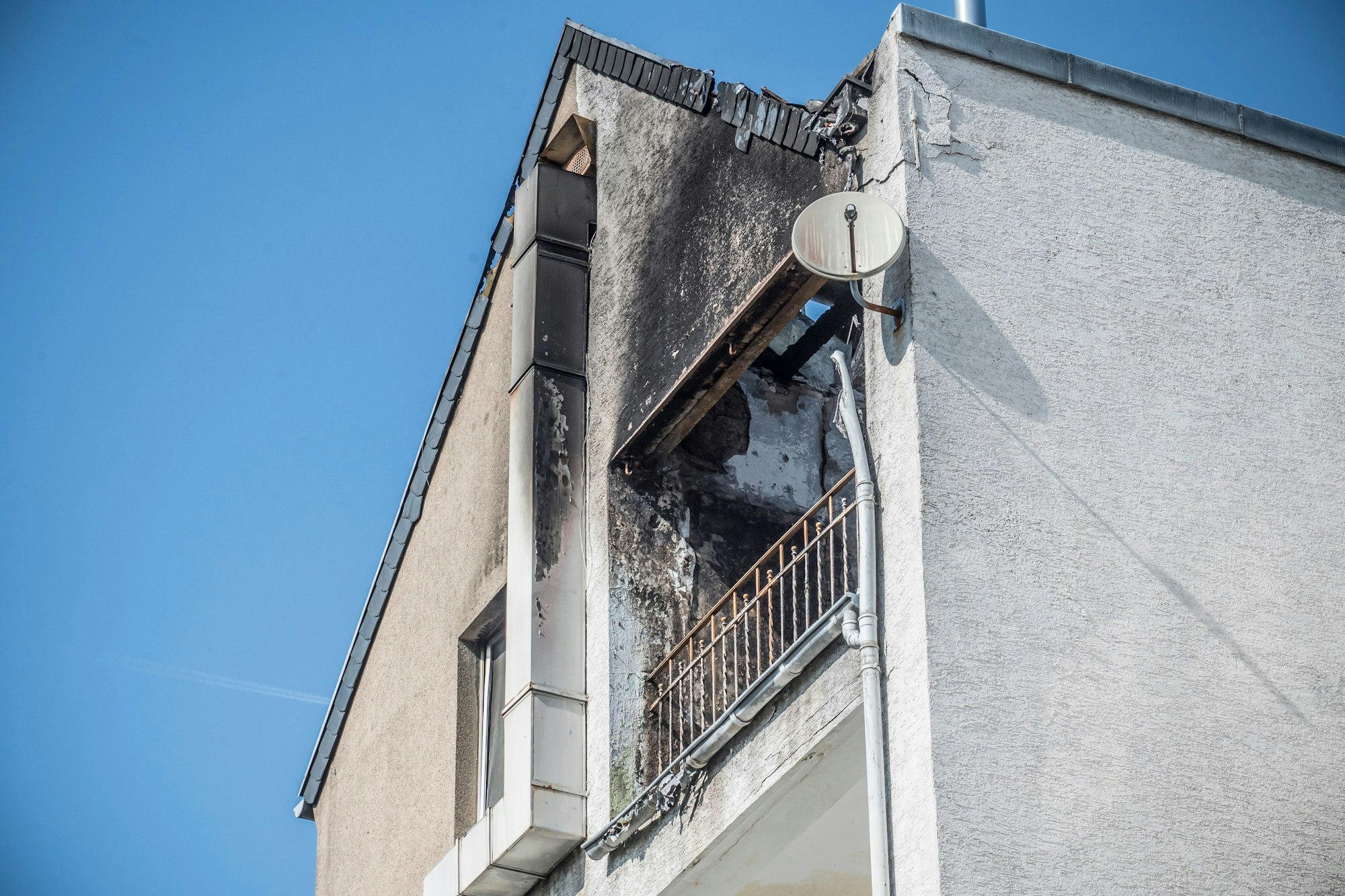 Im Haus Düsseldorfer Straße 5 hat es gebrannt, zwei Männer starben dabei. Die ganze Zeile mit den historischen Häusern steht unter Denkmalschutz . Foto: Ralf Krieger