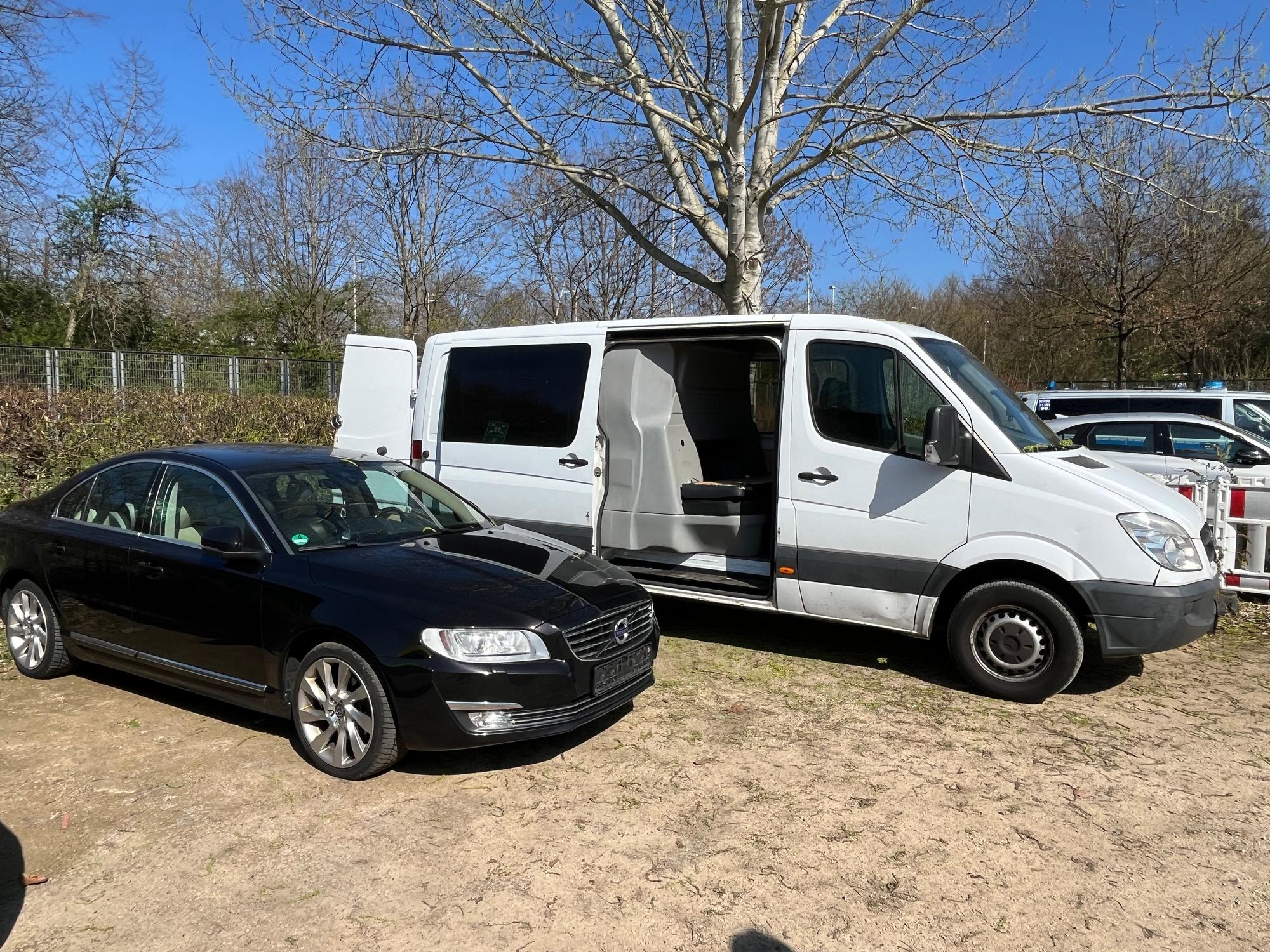 Auf dem Hof der Bonner Polizei stehen zwei der sichergestellten Fahrzeuge, der Kleintransporter wurde in Sankt Augustin gefunden.