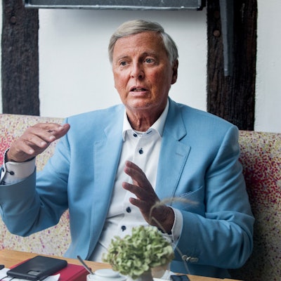 Wolfgang Bosbach sitzt auf einem Sofa und redet Michael Bause