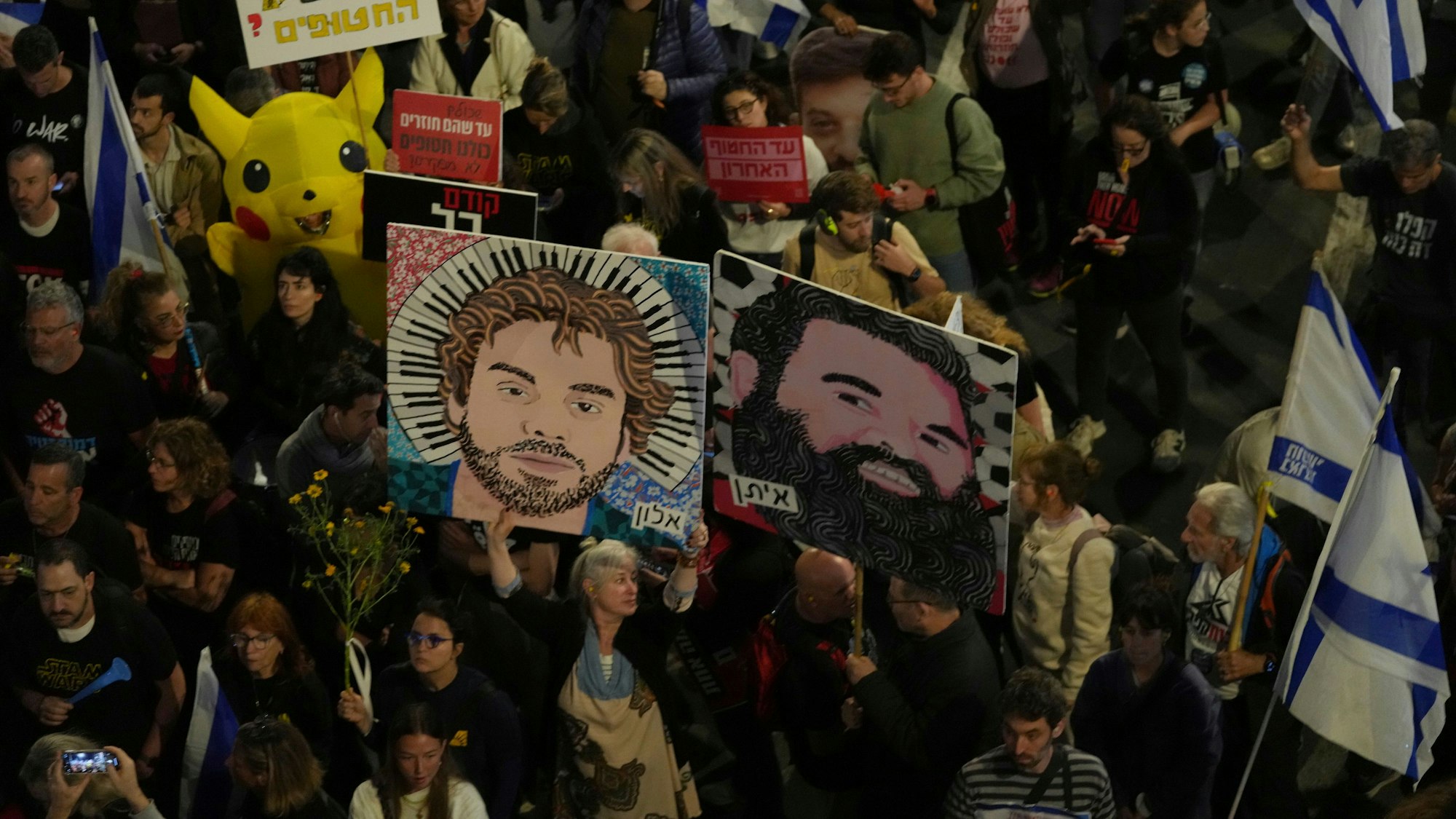 Menschen nehmen an einem Protest teil, der die sofortige Freilassung der von der Hamas im Gazastreifen festgehaltenen Geiseln fordert.