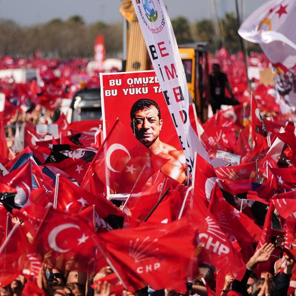29.03.2025, Türkei, Istanbul: Demonstranten schwenken Fahnen während einer Kundgebung der Republikanischen Volkspartei (CHP) gegen die Verhaftung des Bürgermeisters von Istanbul. Foto: Francisco Seco/AP/dpa +++ dpa-Bildfunk +++