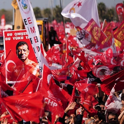 29.03.2025, Türkei, Istanbul: Demonstranten schwenken Fahnen während einer Kundgebung der Republikanischen Volkspartei (CHP) gegen die Verhaftung des Bürgermeisters von Istanbul. Foto: Francisco Seco/AP/dpa +++ dpa-Bildfunk +++