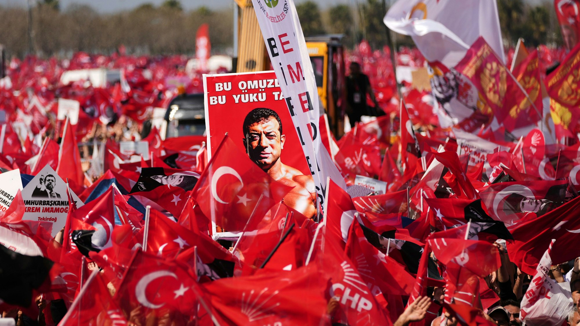 29.03.2025, Türkei, Istanbul: Demonstranten schwenken Fahnen während einer Kundgebung der Republikanischen Volkspartei (CHP) gegen die Verhaftung des Bürgermeisters von Istanbul. Foto: Francisco Seco/AP/dpa +++ dpa-Bildfunk +++