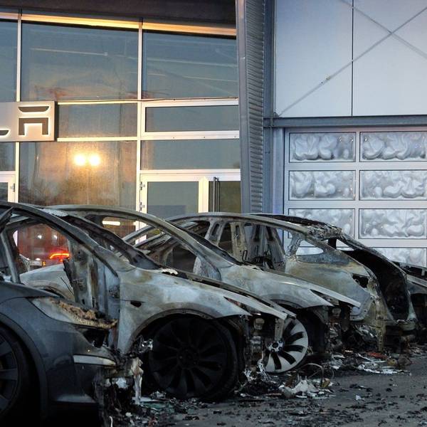 29.03.2025, Niedersachsen, Ottersberg: Ausgebrannte Elektroautos sind vor einem Tesla Autohaus zu sehen. Mehrere Elektroautos haben in Ottersberg (Landkreis Verden) gebrannt. Dabei waren die Fahrzeuge am frühen Morgen vor einem Autohaus von Tesla in Flammen aufgefangen, wie ein Sprecher der Feuerwehr mitteilte. Die Hintergründe sind aktuell unklar. Foto: Jörn Hüneke/dpa +++ dpa-Bildfunk +++