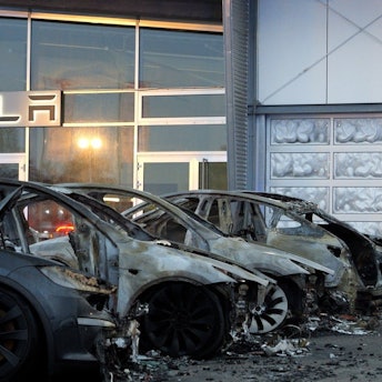 29.03.2025, Niedersachsen, Ottersberg: Ausgebrannte Elektroautos sind vor einem Tesla Autohaus zu sehen. Mehrere Elektroautos haben in Ottersberg (Landkreis Verden) gebrannt. Dabei waren die Fahrzeuge am frühen Morgen vor einem Autohaus von Tesla in Flammen aufgefangen, wie ein Sprecher der Feuerwehr mitteilte. Die Hintergründe sind aktuell unklar. Foto: Jörn Hüneke/dpa +++ dpa-Bildfunk +++