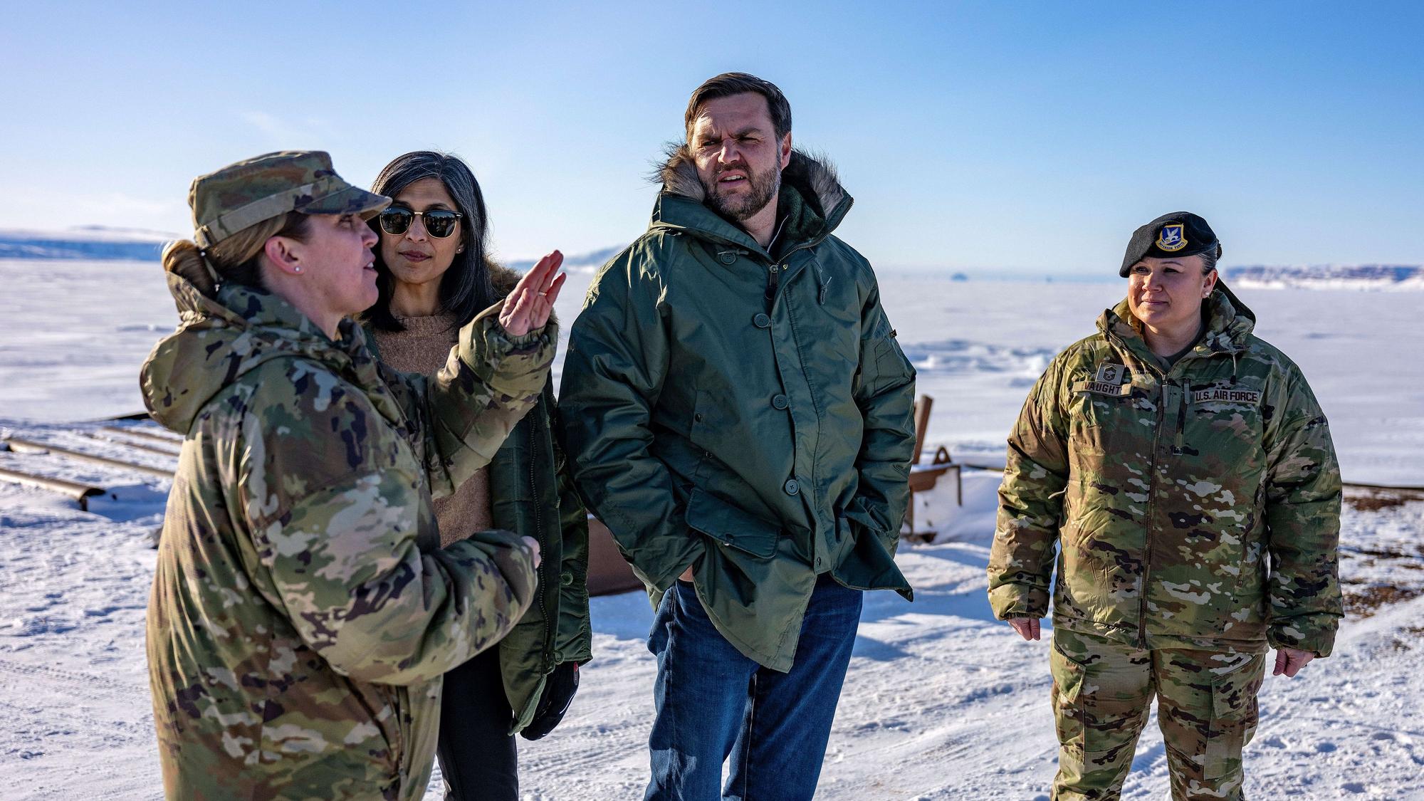 US-Vizepräsident JD Vance (m) und seine Frau Usha Vance (l) besichtigen die US-Raumfahrtbasis Pituffik in Grönland.