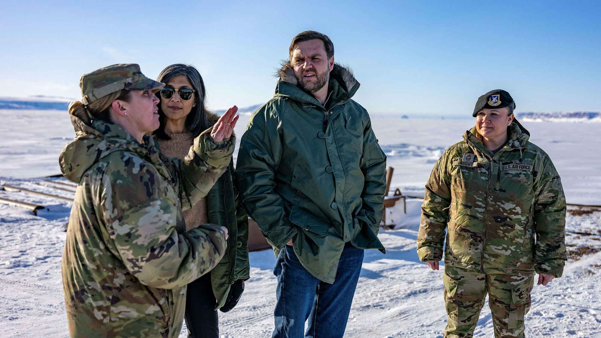 US-Vizepräsident JD Vance (m) und seine Frau Usha Vance (l) besichtigen die US-Raumfahrtbasis Pituffik in Grönland.