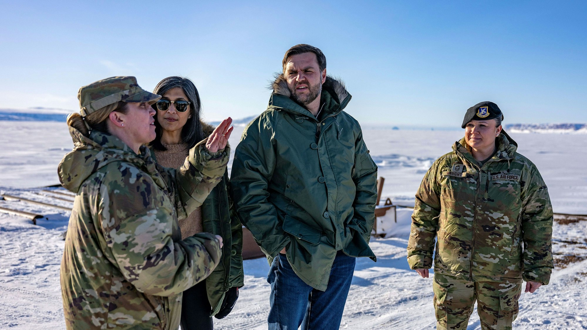 US-Vizepräsident JD Vance (2.v.r.) und seine Frau Usha Vance (2.v.l.) besichtigen die US-Raumfahrtbasis Pituffik in Grönland.