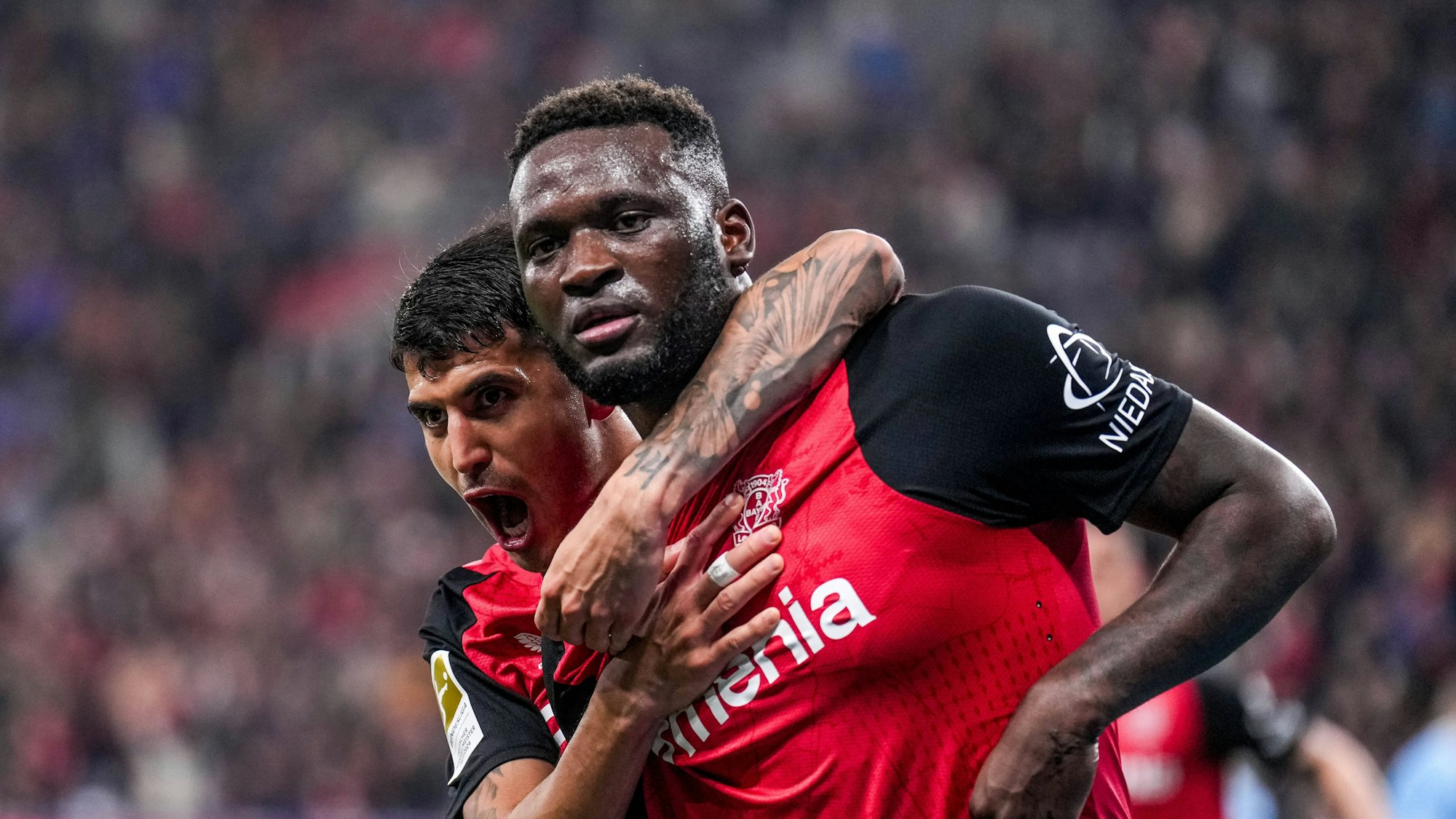 Exequiel Palacios, Bayer 04 Leverkusen, und Victor Boniface, Bayer 04 Leverkusen, feiern den Sieg gegen den Vfl Bpchum am 28.03.2025.