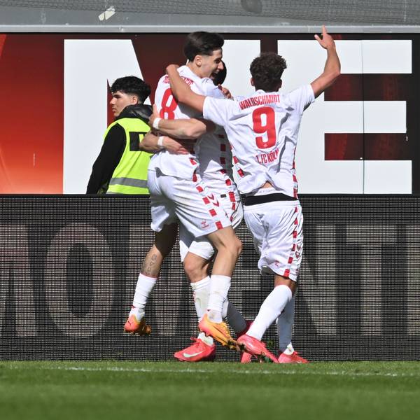 Denis Huseinbasic (l) jubelt über seinen späteren Siegtreffer zum 2:1.