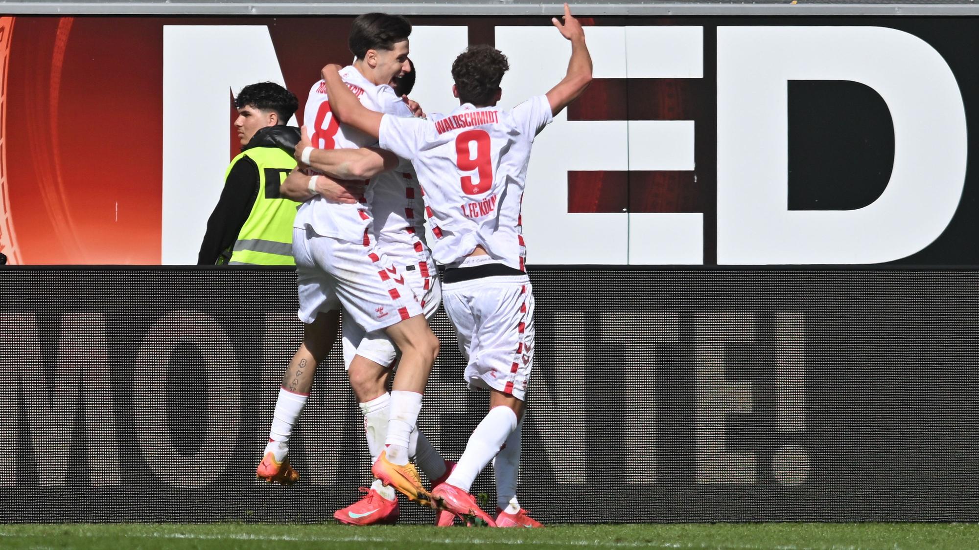 Denis Huseinbasic (l) jubelt über seinen späteren Siegtreffer zum 2:1.