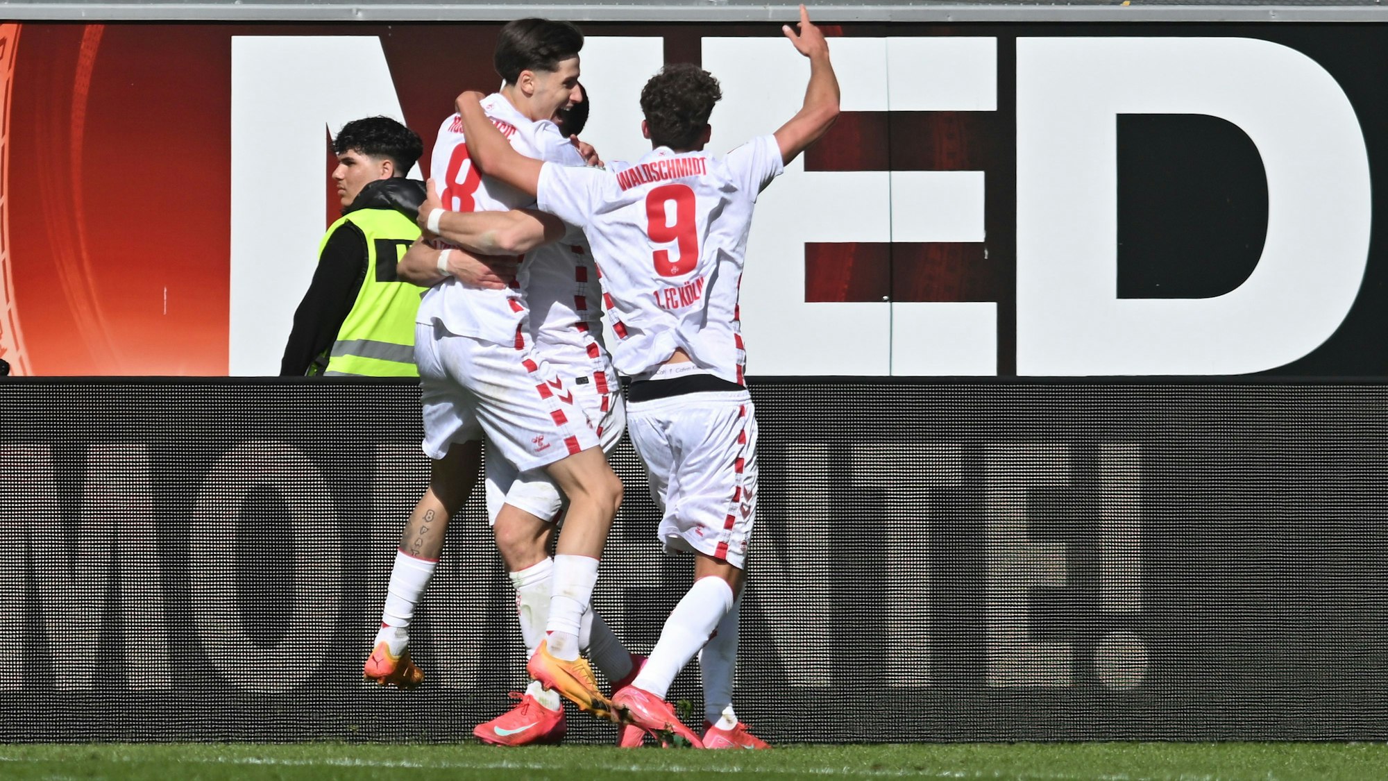 Denis Huseinbasic (l) jubelt über seinen späteren Siegtreffer zum 2:1.