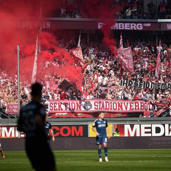 Kölns Fans zünden nach dem 1:1 Rauchfackeln.