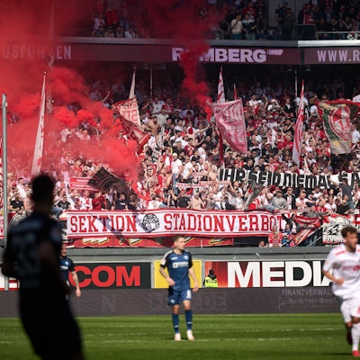 Kölns Fans zünden nach dem 1:1 Rauchfackeln.