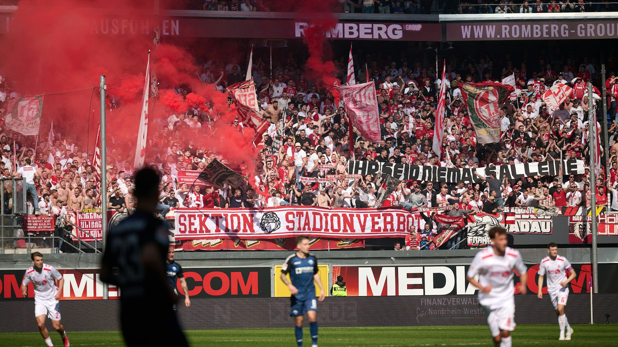Kölns Fans zünden nach dem 1:1 Rauchfackeln.