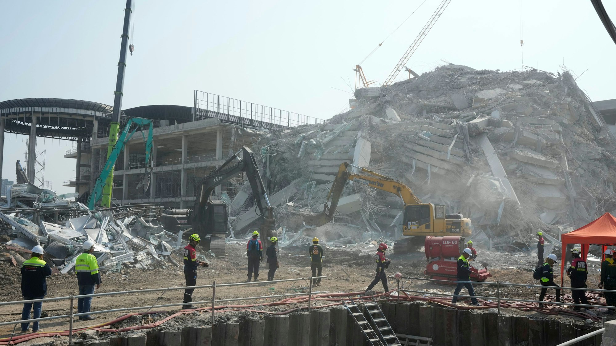 29.03.2025, Thailand, Bangkok: Rettungskräfte arbeiten an einem Hochhaus, das am Freitag nach einem Erdbeben in Bangkok eingestürzt ist. Foto: Manish Swarup/AP/dpa +++ dpa-Bildfunk +++