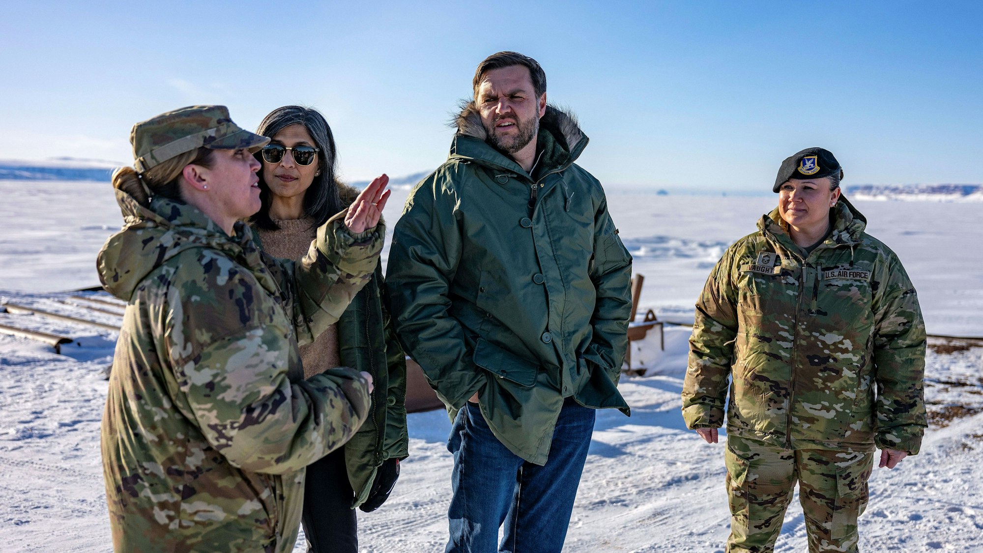 dpatopbilder - 28.03.2025, Grönland, Pituffik: US-Vizepräsident JD Vance (Mr) und seine Frau Usha Vance (Ml) besichtigen die US-Raumfahrtbasis Pituffik in Grönland. Foto: Jim Watson/AFP Pool via AP/dpa +++ dpa-Bildfunk +++