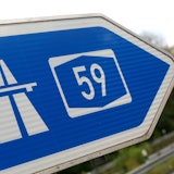 Die A59 musste wegen eines Bombenfunds gesperrt werden (Symbolbild).