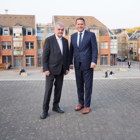 Zwei Männer lächeln in die Kamera.