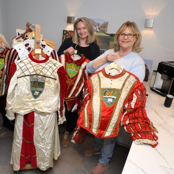 Hier ist immer Karneval: Familie Strünker bewahrt Ornate für die Bergisch Gladbacher Dreigestirne auf: Heino und Margit Strünker mit ihren Töchtern Eva (helles Oberteil) und Viviana