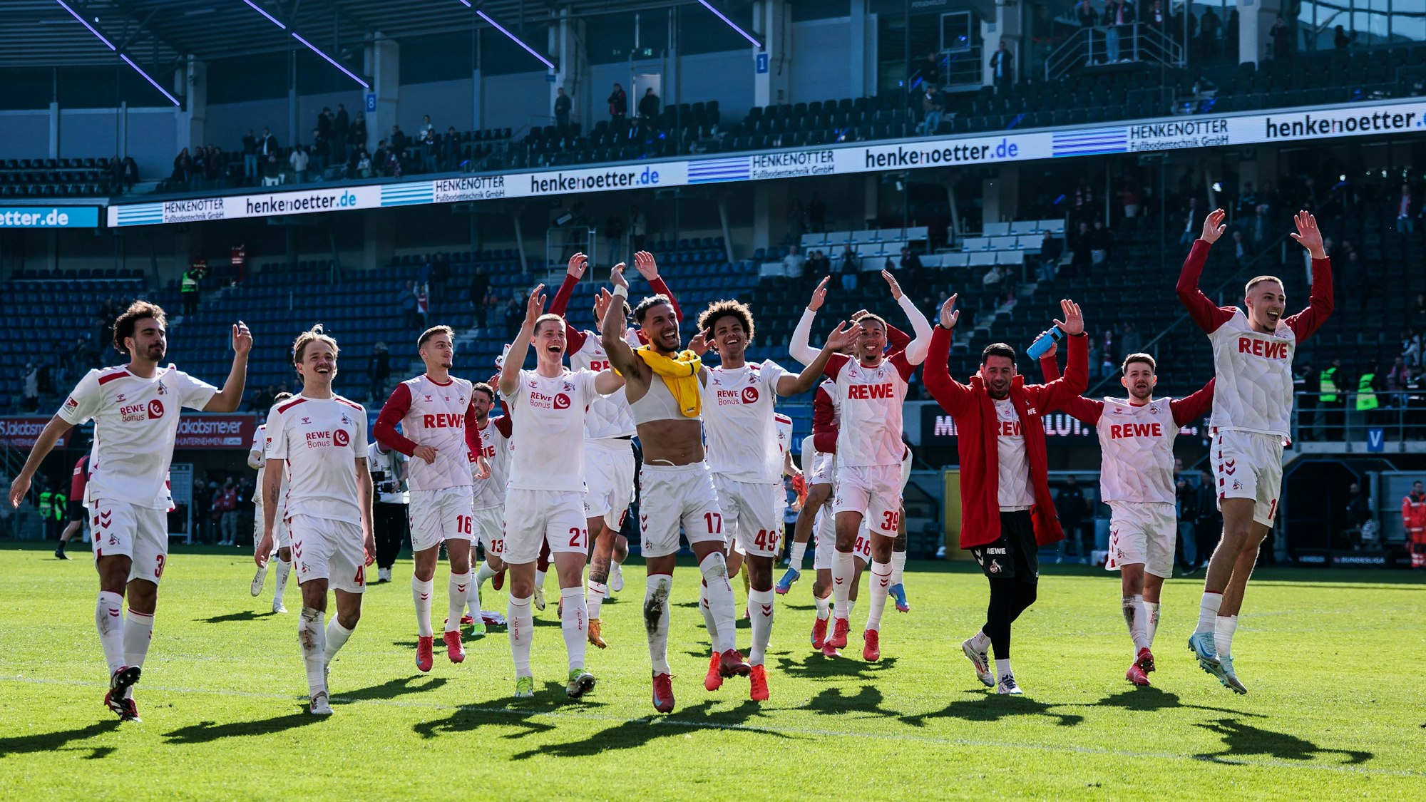 Die Spieler des 1. FC Köln sprinten nochmals jubelnd Richtung Fans, Freude
2. Fußball Bundesliga, SC Paderborn 07 - 1. FC Köln, Paderborn, Home Deluxe Arena am 29.03.2025
DFL REGULATIONS PROHIBIT ANY USE OF PHOTOGRAPHS AS IMAGE SEQUENCES AND/OR QUASI-VIDEO.