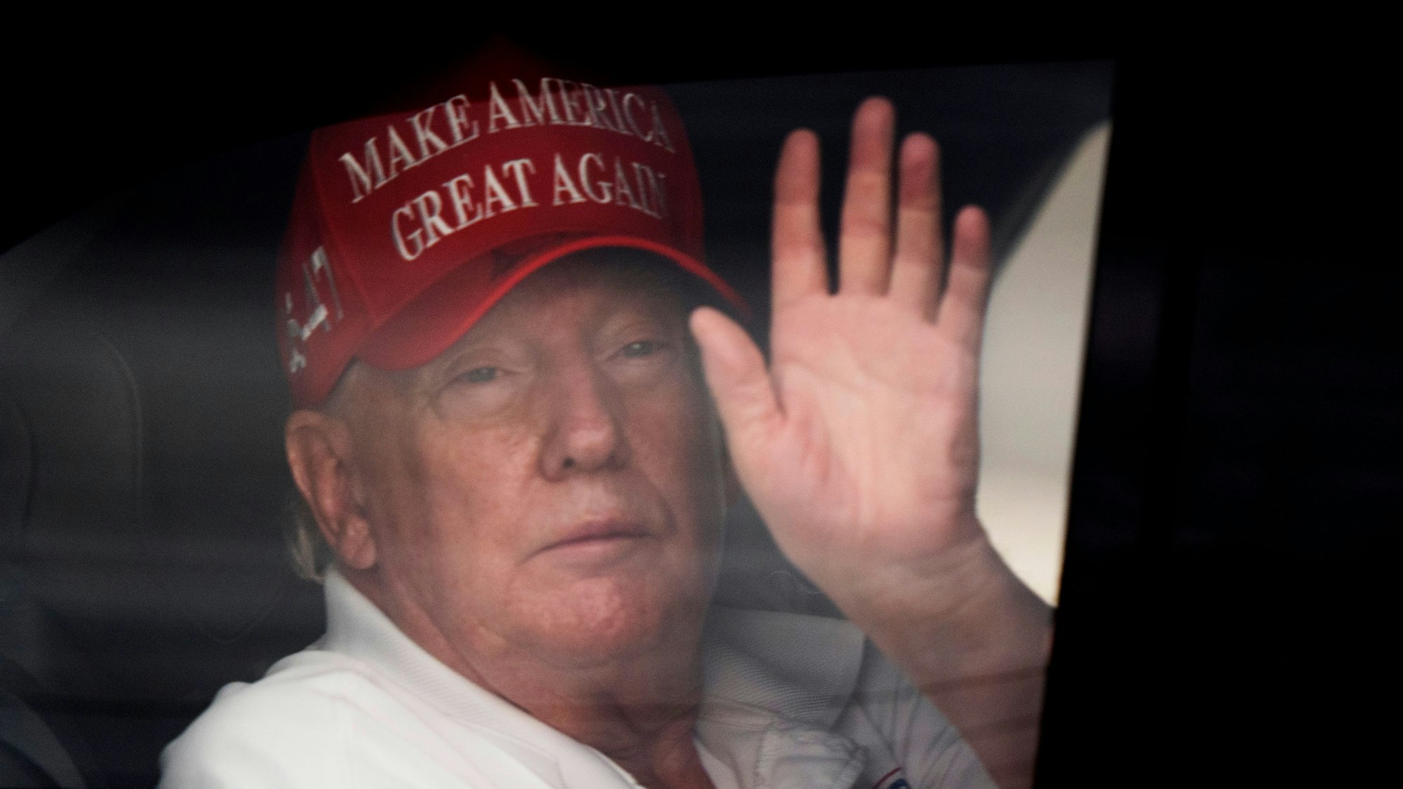 US-Präsident Donald Trump winkt seinen Anhängern aus seiner Limousine zu, als er beim Trump International Golf Club ankommt. (Archivbild)
