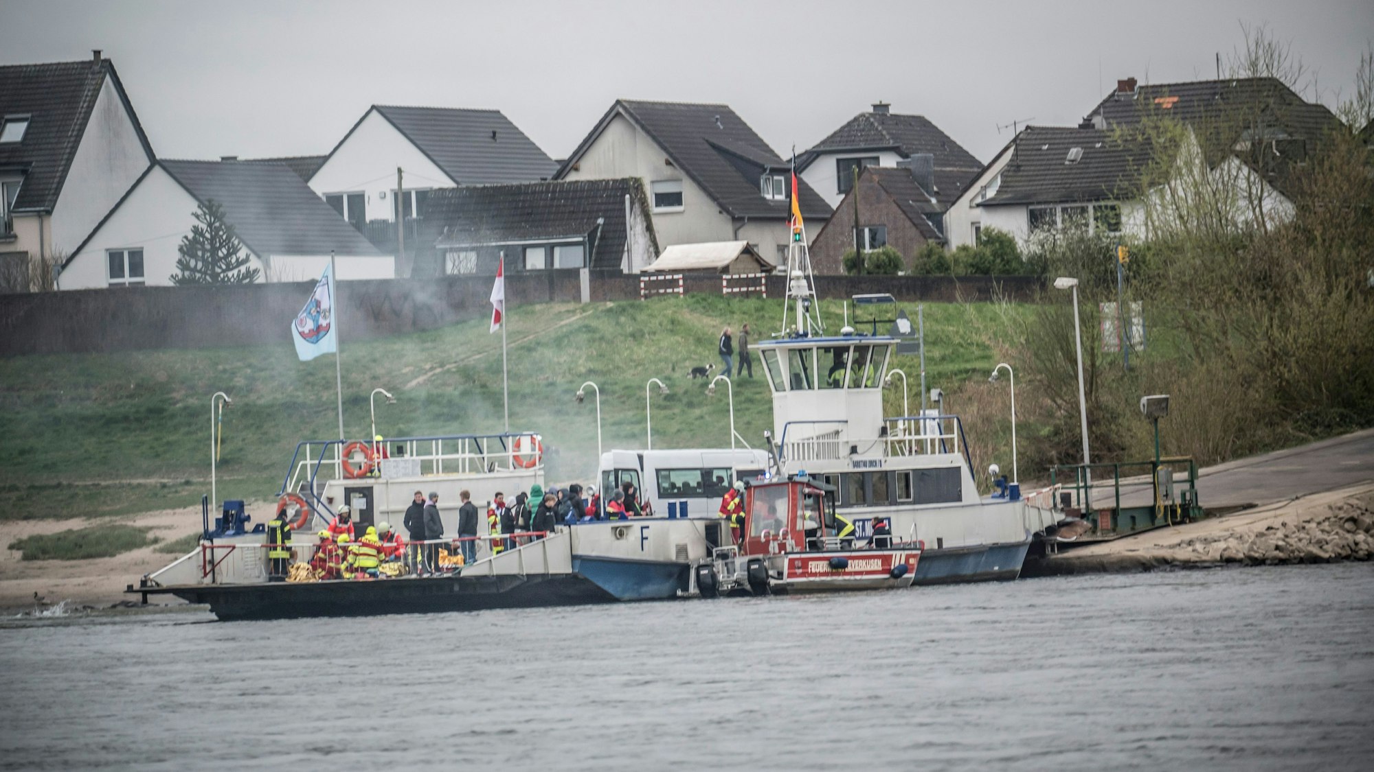 Übung an der Hitdorfer Fähre mit DLRG, Feuerwehr, DRK, Freiwillige Feuerwehr.