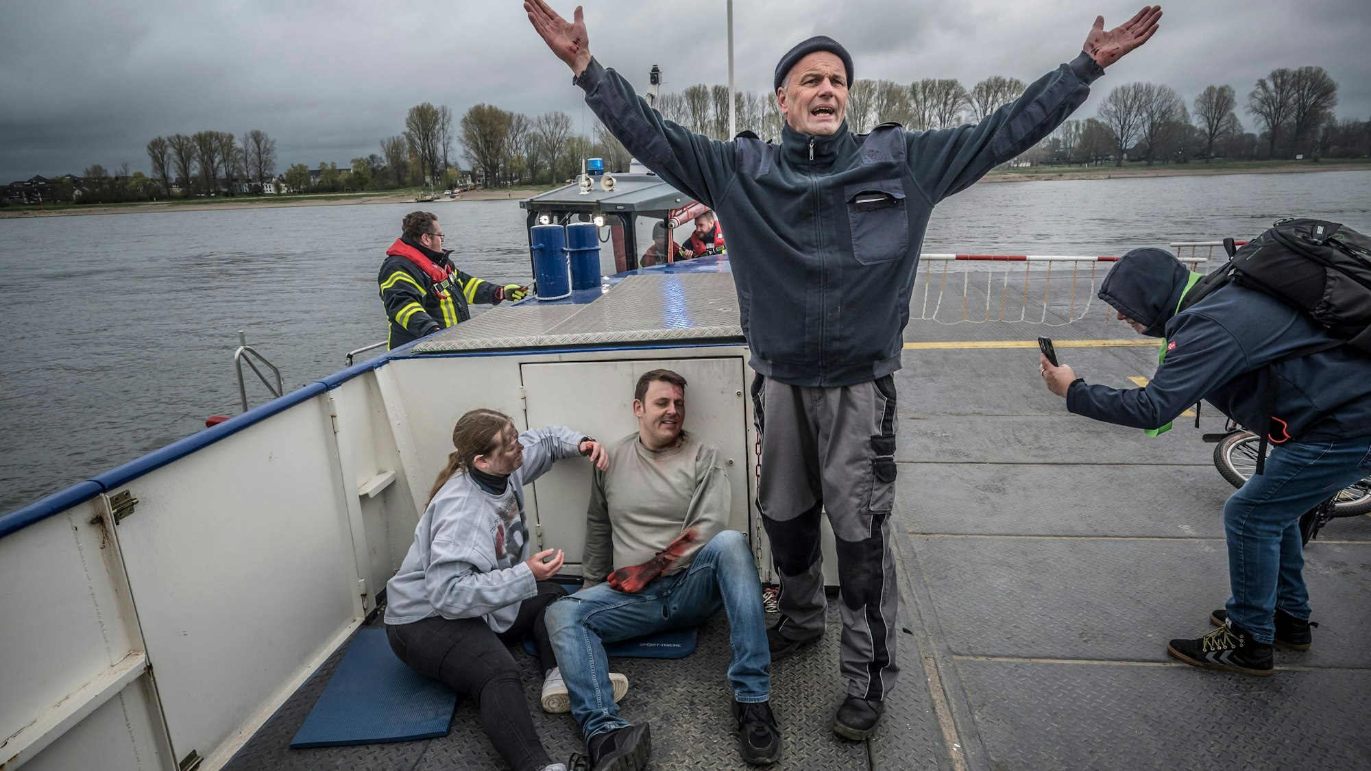 Übung an der Hitdorfer Fähre mit DLRG, Feuerwehr, DRK, Freiwillige Feuerwehr.