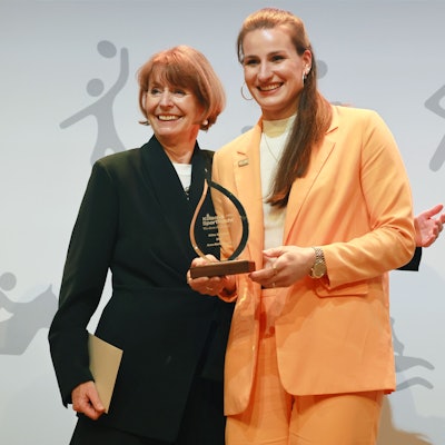 Kölsche SportNacht, Wir ehren die Besten!, Empfang im Dachsalon mit der Verleihung der Großen Sportplakette der Stadt Köln und Gala mit Ehrung von Kölns Sportlerin, Sportler und Team 2024, sowie 
der Person des Kölner Sports und 
des/der Nachwuchssportler und Nachwuchssportlerinnen 2024, 29.03.2025, 
Sportlerin des Jahres, Judoka Anna-Maria Wagner, links: Bürgermeisterin Henriette Reker, Bild: Herbert Bucco