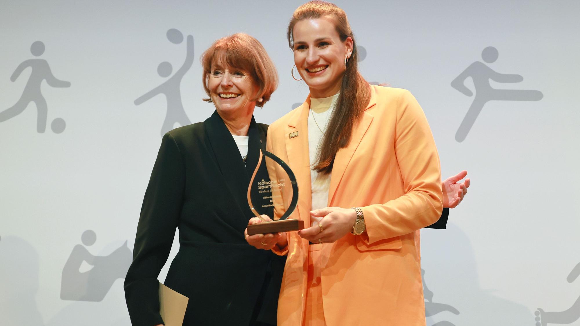 Kölsche SportNacht, Wir ehren die Besten!, Empfang im Dachsalon mit der Verleihung der Großen Sportplakette der Stadt Köln und Gala mit Ehrung von Kölns Sportlerin, Sportler und Team 2024, sowie
der Person des Kölner Sports und
des/der Nachwuchssportler und Nachwuchssportlerinnen 2024, 29.03.2025,
Sportlerin des Jahres, Judoka Anna-Maria Wagner, links: Bürgermeisterin Henriette Reker, Bild: Herbert Bucco