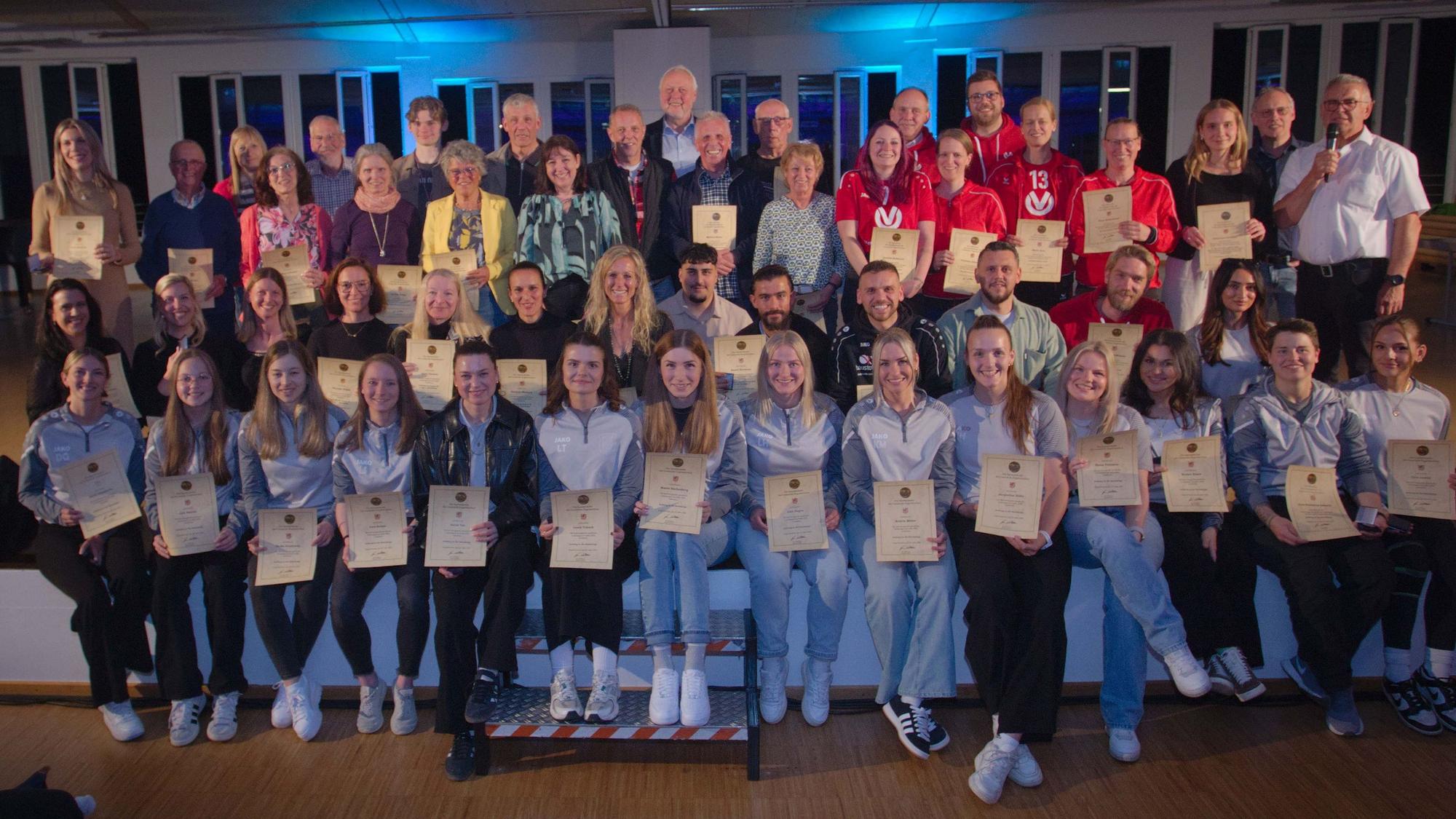 Das Gruppenfoto zeigt die ausgezeichneten Sportlerinnen und Sportler.