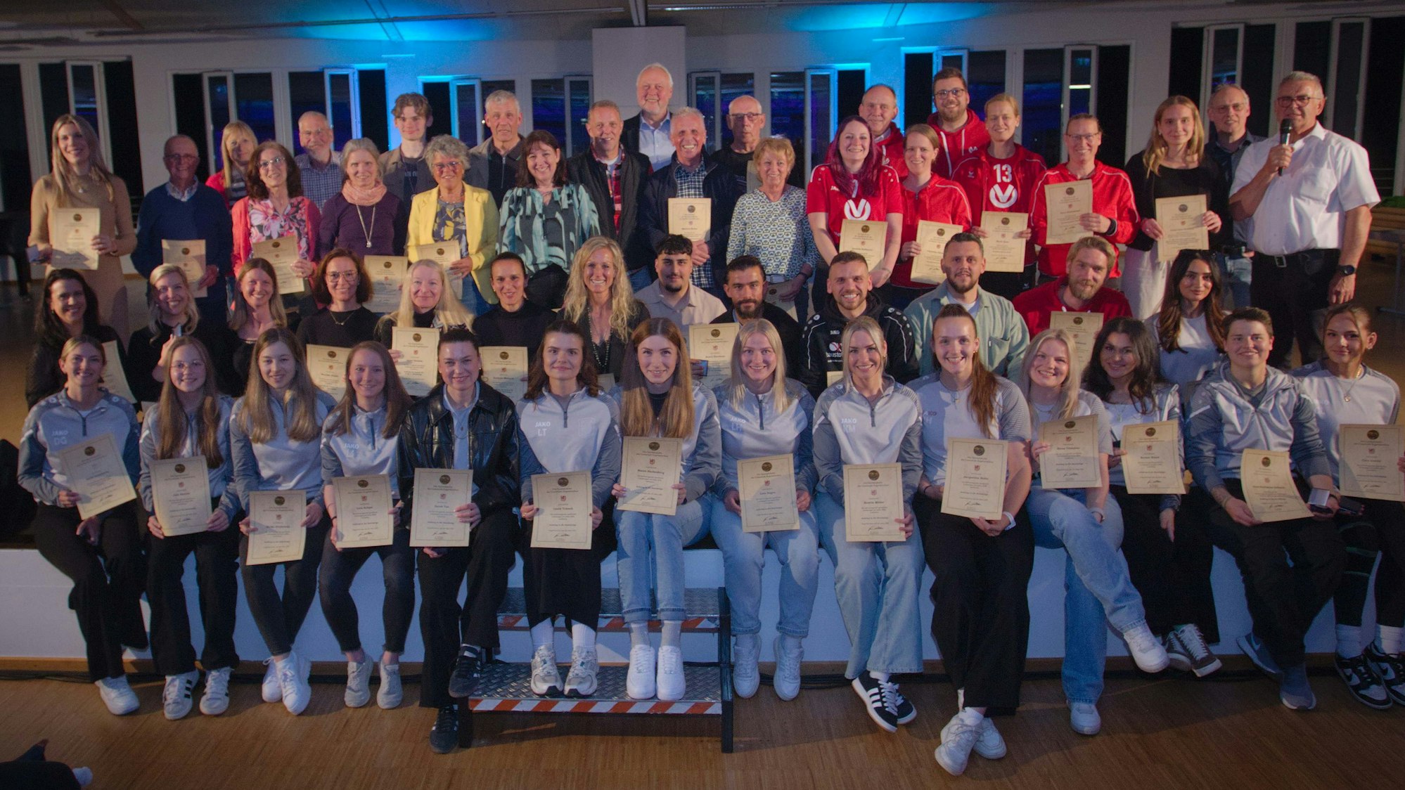 Das Gruppenfoto zeigt die ausgezeichneten Sportlerinnen und Sportler.